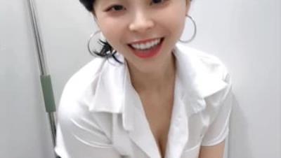 多水美少妇全程露脸小制服大道具激情大秀直播诱惑,听狼友指挥脱光光洗澡诱惑,揉奶玩逼道具插淫声荡语不断