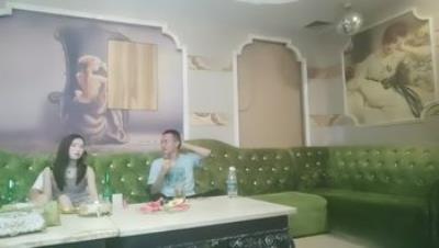 歌厅探花陈先生_约两美女，兄弟一起沙发唱歌啪啪