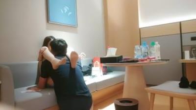 杏吧爆头哥-约嫖气质美女，大屌插喉妹子都快吐了