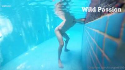 淫妻大神【爱玩夫妻@KLcouple6699】【狂野之恋】泳池边的湿身激情，大自然的风声混杂路人低语