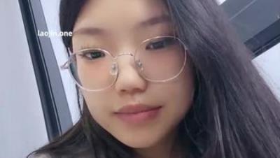 大白天在楼上楼下玩露出，完美露脸，这种心跳的感觉，欲罢不能！