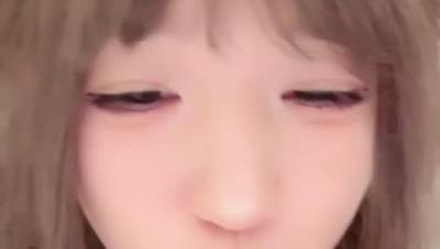 天生萝莉体俏皮可爱美少女【洛丽塔】下海赚钱，娇小细嫩无毛自己抠逼自慰