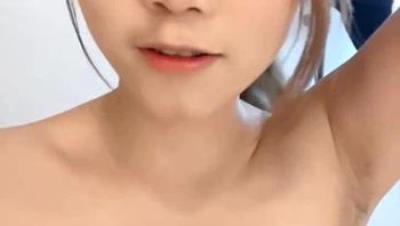 两个新来的小妹露脸激情大秀,揉奶玩逼听指挥,骚穴特写打屁股,带上假鸡巴互草淫水多多浪叫不止非常的哇塞