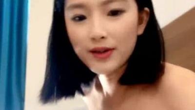 披肩短发美女大学生的诱惑，全程露脸玩的开，揉奶玩逼蝴蝶骚穴特写塞跳蛋，肛塞道具抽插蹂躏浪叫不断好刺激