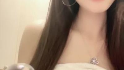 入行即巅峰，新人超美校花【萱萱喵吖】下海福利，脸穴同框道具自慰高潮脸，爽死了