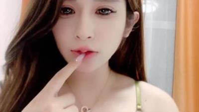 天然Q弹大奶子反差婊【姗姗E杯】嘟嘟唇镜头前揉捏吐舌淫叫，让人受不了