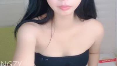 清纯粉嫩少萝【小月儿】齐聚男人的天堂多人混战淫乱大力猛操 2(4V)