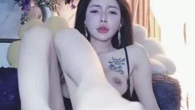 可以拳交的极品御姐全程露脸激情大秀，玩弄超到假鸡巴道具双插爆菊花，高跟鞋插逼拳交，浪叫不止高潮喷水