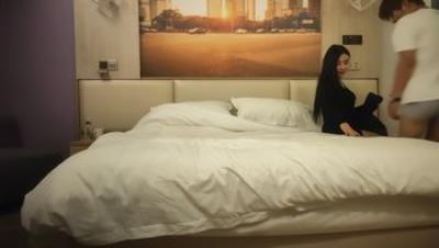 极品外围御姐，黑丝美腿无毛骚穴，互舔扣逼，爆操顶级大肥臀猛怼