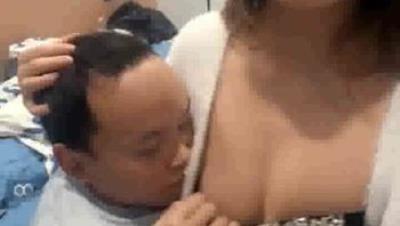 侏儒哥的春天露脸享受小骚逼的精致服务，口交大鸡巴揉奶玩逼无套爆草激情上位浪叫不止，草完了让小哥刷锅