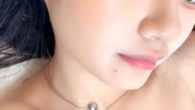 极品学妹高颜值大奶子黑丝诱惑跟小哥激情啪啪，深喉草嘴骑在脖子上舔逼，跳蛋玩弄手抠骚穴淫水多多激情爆草