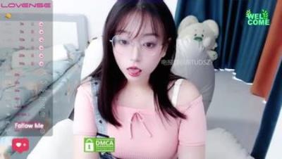 嫩乳眼镜美女主播【sweet_18wanwan】戴眼镜的就是不一样 真心骚到不行 2(5V)