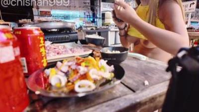 极限人前露出，白天逛街夜晚上宵夜，坚挺美乳时不时跳出来，刺激！