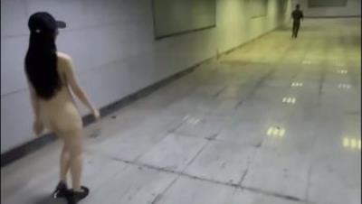 电梯口自慰把路人吓得不敢出电梯，留下一句卧槽直接跑了