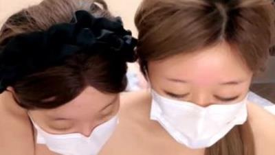 身材不错的姐妹花激情大秀，逼里塞着跳蛋性感艳舞诱惑，揉奶玩逼看特写，听狼友指挥撕开丝袜舔逼压在身下草