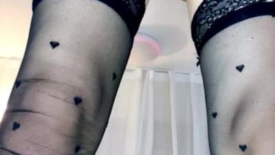 黑丝露脸风骚少妇镜头前玩的好嗨啊，道具抽插骚穴特写展示，撅着屁股爆菊花给狼友看，淫声荡语不断高潮不止