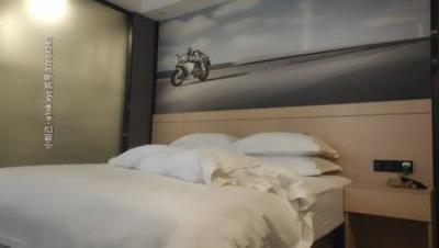 步宾探花_包臀裙可爱外围妹，特写口交扣B，架腿床边侧入视角完美，八字奶被草得猛晃