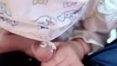 【精品乱伦】家有萝莉女儿 - 女儿过生日 老婆临时加班刚走 女儿吃上了奶油肉棒 按在桌上抽插 屁股小穴混合奶油精