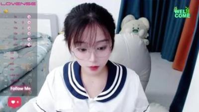 嫩乳眼镜美女主播【sweet_18wanwan】戴眼镜的就是不一样 真心骚到不行 3(5V)