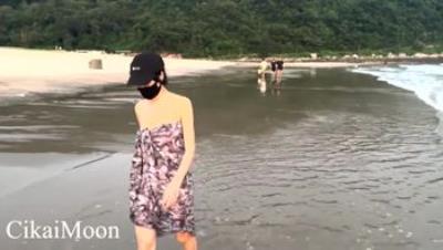 天花板露出狂人御姐【cikaimoon】11月新品，海滩裸体无惧露出，勾引路人嬉笑讨论大饱眼福