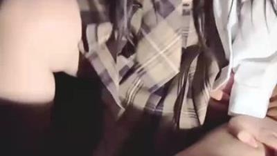 【户外激战】小羊MM - JK短裙跟男友在公园尽情的做爱 被坚硬的鸡巴侵犯太爽了 楼梯全裸榨杆他的精液 填满小嫩穴