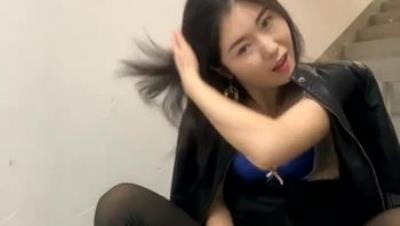 女人味十足，极品白虎熟女【sunny-520】付费④，脸穴同框深情投入，楼道自慰喷水