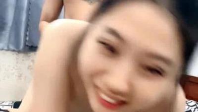 风骚人妻露脸舔弄钢珠大鸡巴，跟纹身小哥激情啪啪直播听狼友指挥，多体位蹂躏爆草，浪叫呻吟不断表情好骚啊