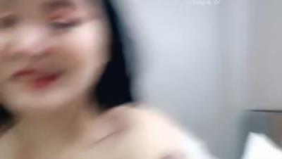 【小迪丽热巴巴】 西瓜一样的大奶子简直让人窒息又白又大又圆太美了男主疯狂吃奶舔脚舔逼 疯狂做爱