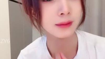 ️气质美艳少妇【水多叫的响】 口活一流电脑桌下用力口交大力抽插道具骑乘自慰 4(6V)