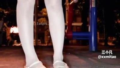 深夜的深圳街头，路人们惊呆了【江小凡】大胆户外露出，薄纱下巨乳若隐若现，随机搭讪路人，羞耻心跳爆表