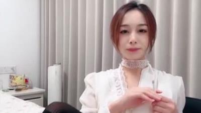 ️气质美艳少妇【水多叫的响】 口活一流电脑桌下用力口交大力抽插道具骑乘自慰 2(5V)