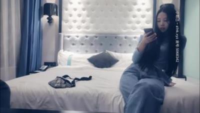 七天探花之高挑身段背带裤，小腹纹身极反差