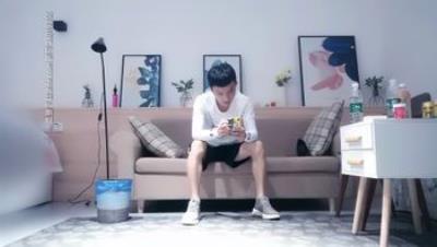 今晚约了个胸前纹身妹子，沙发调情蹲着口交再到床上玩猛操呻吟