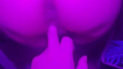 姐夫开着氛围灯与小姨子偷情 姐姐还在房间睡觉 两人从沙发操到桌子上 浓精射满骚穴！