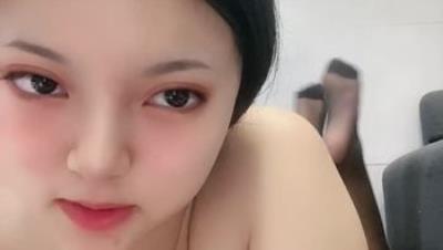 高颜值黑丝美乳极品小骚货的诱惑，全程露脸滴蜡骚奶子，跳蛋乳夹全安排，电动假鸡巴爆菊花精彩刺激呻吟可射