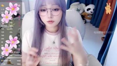 嫩乳眼镜美女主播【sweet_18wanwan】戴眼镜的就是不一样 真心骚到不行 4(5V)