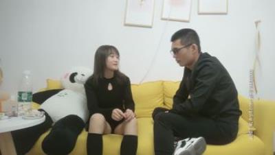 高价网约00后漂亮小姐姐，温柔配合沙发掰穴粉嫩鲍鱼清晰可见