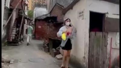 重磅回归开局就王炸，顶级露出【TonyJ和贝贝】付费(6)，城中村台球厅人前极限露出(2V)1