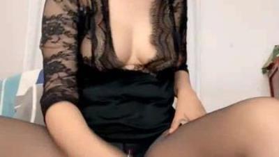 哺乳期的奶妈镜头前赚生活费，奶子胀的自己滴奶，双奶喷射挤奶水给狼友喝，逼里塞着跳蛋自慰呻吟，浪叫不止