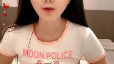 极品小兔牙可爱清纯的诱人萌妹，全程露脸大秀直播火辣激情全裸艳舞，给狼友叫爸爸扯着蝴蝶骚逼自慰阴蒂真骚