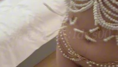 00后绿帽情侣『叮叮当』《酒吧之约》上 是兄弟就来干我女友~很骚的，在酒吧迫不及待的摸女友奶子 回酒店狠狠的操