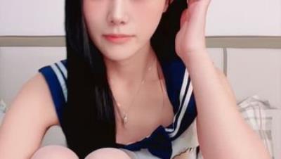 火爆甜美校花下海 魔鬼身材迷死人【05年的小甜甜】无毛一线天 制服骚舞 好骚 扒穴 情趣骚舞  观感极好 (1)