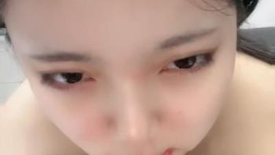 颜值不错的母狗人妻少妇，高颜值穿上开档黑丝诱惑狼友，道具抽插滴蜡口球小皮鞭，奶子比心风骚诱惑精彩刺激