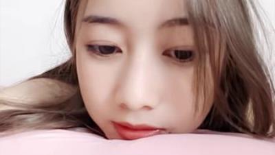 翘臂美妞【唯依】娇小可爱 尺度惊人 翘臂小骚货 道具秀喷一椅子水 高潮在呻吟 勾引力十足 (2)