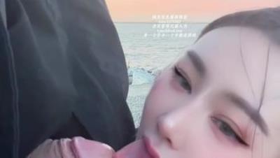 汐梦瑶 12月6日更新 来海边见粉丝了~ 跟他含着的时候 我莫名其妙的好湿了 然后偷偷的在拐角处让他交代了