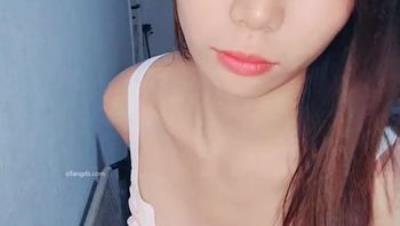 【18呆宝儿】顶级学妹~灯光直射白虎 开穴特写道具狂插BB