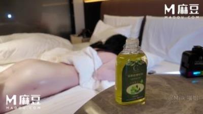 【私人按摩】Milk喵姐 - 985大学女教师的私密Spa档案 私处被按到湿糊了 龟头插入瞬间有爽到 绷紧诚实的身体