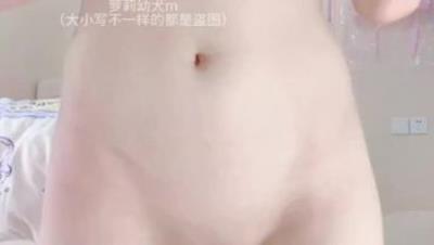 顶级双马尾萝莉『萝莉幼犬M』11月门槛更新紫薇，一线天馒头穴肉鲍插出白浆 甚是诱人！(3V)