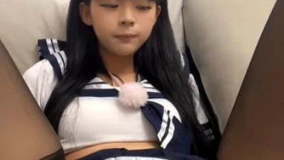 新来的制服萌妹黑丝诱惑，全程露脸激情小秀诱惑狼友，无毛白虎逼掰开给狼友看特写，听狼友指挥漏出娇嫩奶子