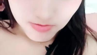 清纯美乳甜妹【只只吖】下海福利，跳蛋抠逼自慰一字马相当迷人